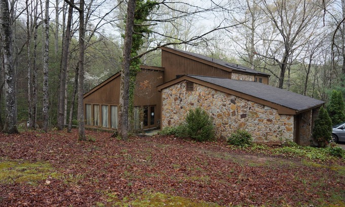 Cashes Valley Cabin | Huge comfortable Creekside Home with Pool Close to Everything, renovated