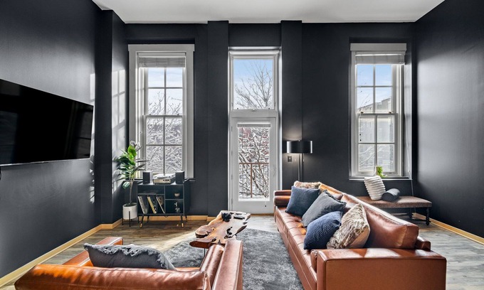 Downtown Des Moines Apartment | Huge King Bed Loft Downtown - Balcony - Grocery - Brewery - Court Ave Nightlife