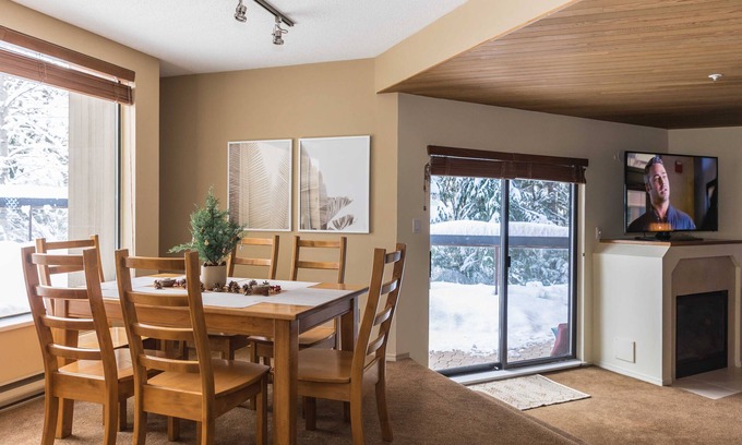 Blueberry Hill Condo | Huge New MountainView Patio, Spacious Ground Flr Corner Unit, Sleeps 8, Pool/Spa