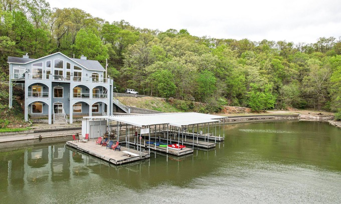 Camdenton House | Huge! Sleeps 30-Kayaks, Pedal Boat & Paddle Boards