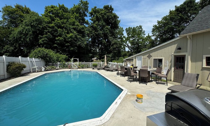 Norwichtown House | Huge Spacious 7-bedroom house with WiFi, AC and a Pool in wonderful Norwich