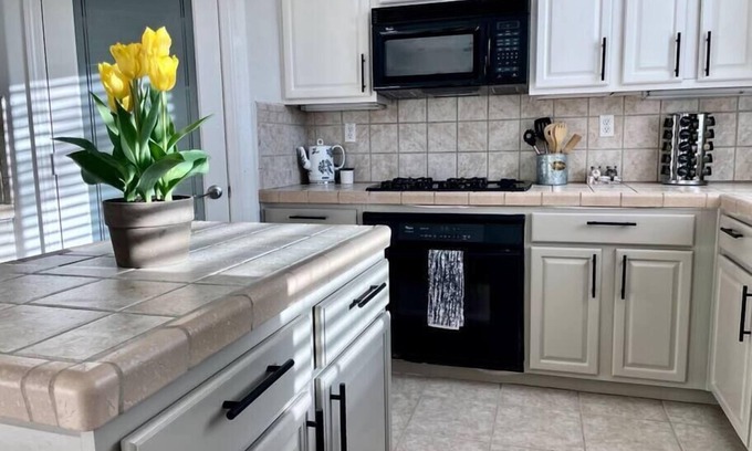 West Sacramento House | Huge w/Pool & BBQ, Family & Pet friendly, Garage