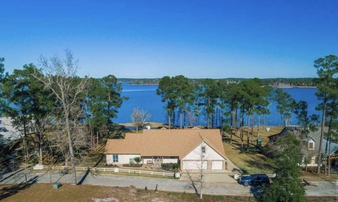Brookeland House | Huge waterfront lake house with spacious yard & amazing views!