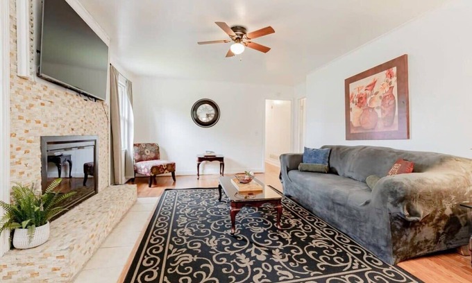 Columbia House | Huge Yard&Near USC & Ft Jackson - The Garnet Ranch