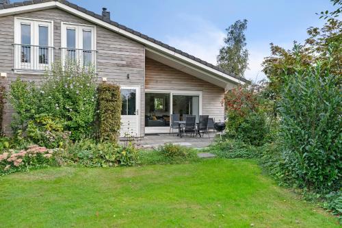 Grou House | Huis Mosk heeft grote tuin op het zuiden en nabij meer