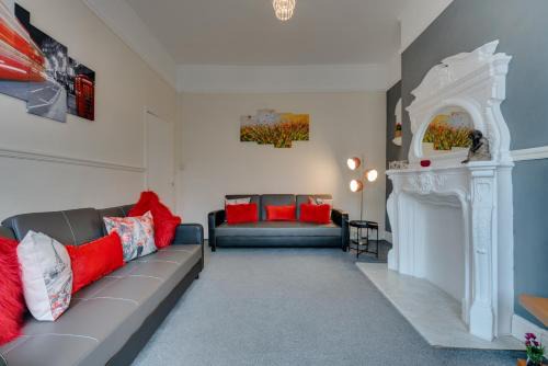 Hull House | Hull Large 4 Bedrooms 8 Beds Home - Close to A63 MKM Stadium & HRI