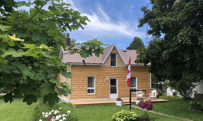 Oro-Medonte Cottage | Hummingbird Cottage