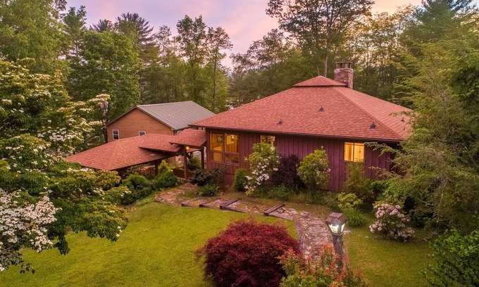 Glenville Cabin | Hummingbird Haven - Spacious, Cozy Cabin Walking Distance to the Lake!