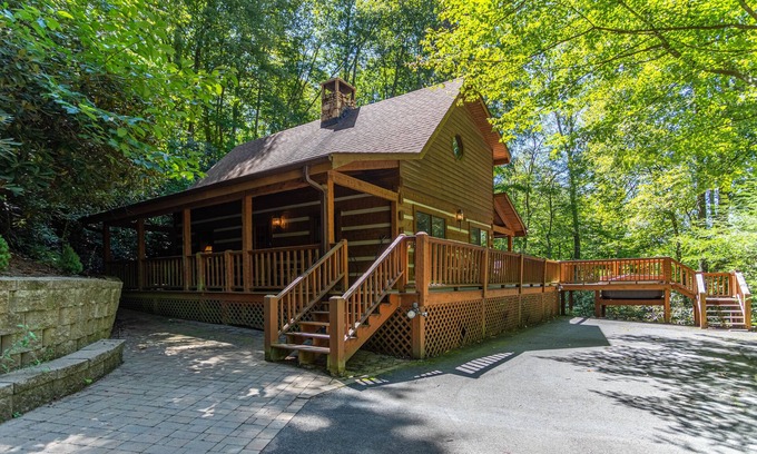 Boone Cabin | Hummingbird Hollow Cozy log cabin on 2 acres with hot tub & air hockey table!