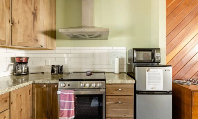 Swiss Manor Apartment | Hummingbird House (Unit B)
