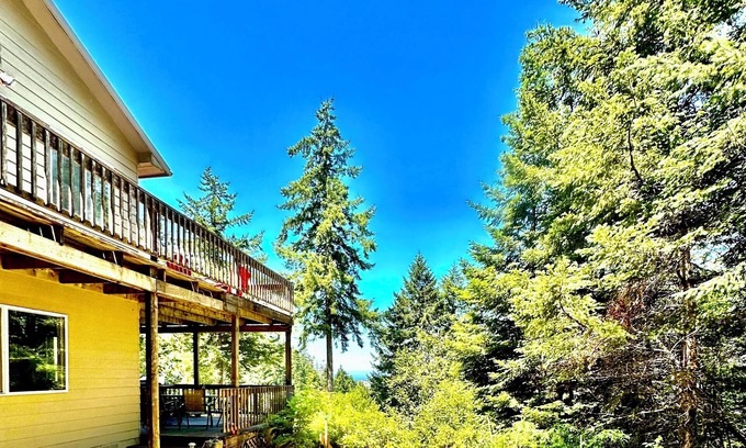 Gold Beach House | Hummingbird Vista! Scenic River and Ocean Views & Hot Tub - 4WD RQD
