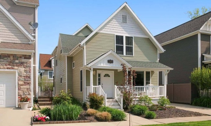 South Haven House | Huron Cottage, 3 Bedroom Near Downtown South Haven and Beach | Dog Pet Friendly