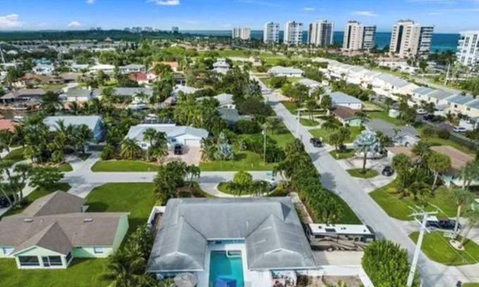 Fort Pierce Shores House | Hutchinson Island Oasis. Short walk to the beach and a mile to Little Jim's!