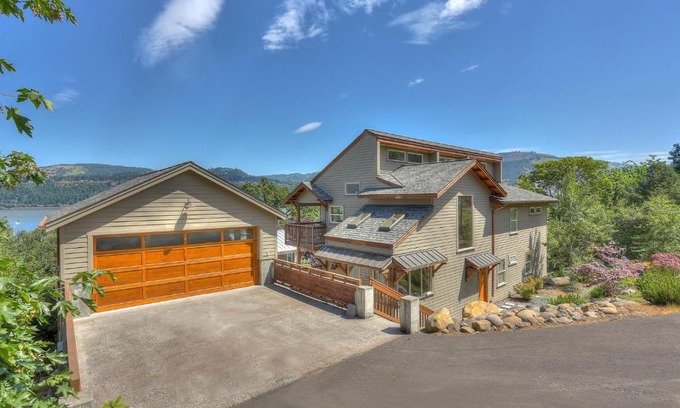 Hood River House | Hutson's Bridgeview House with HotTub & Huge Walk in Shower - 30 day min home