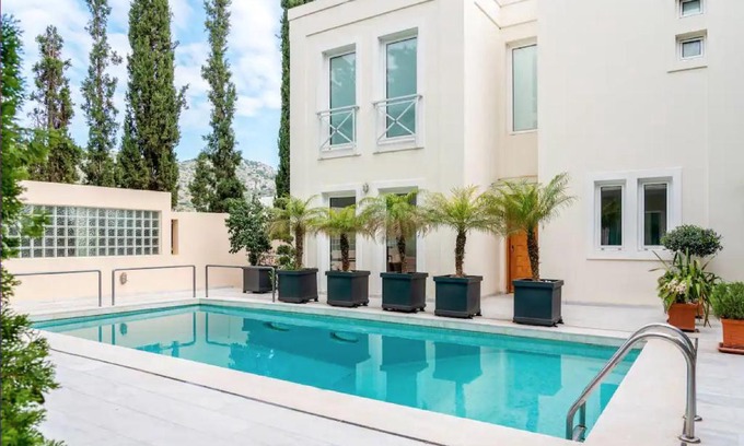 Vouliagmeni Apartment | Hyacinth homm with Garden & Pool in Vouliagmeni