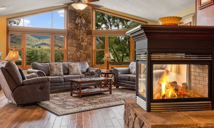Emigrant House | Hyalite House-Private Yellowstone River Front Home, 20 Acres & ponds