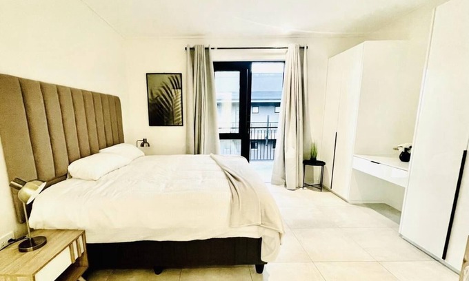 Greater Johannesburg Metropolitan Area Apartment | Hyde Park Cr Sandton Luxury Top Floor 2 BR End Unit W/Balcony No Load Shedding