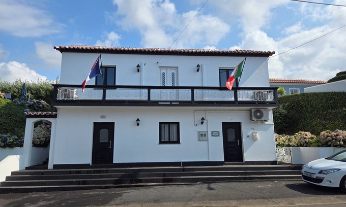 Quatro Ribeiras House | Hydrangea HillnQuatro Ribeirasnn 3 bedroom house
