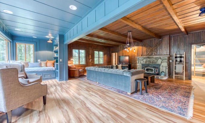 Rhododendron House | Hygge Cabin On The River
