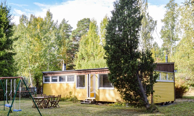 Varmdo House | Hyggeligt feriehus på stor skøn grund med god plads til, at børnene kan lege.