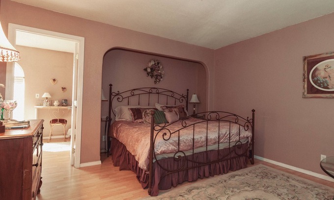 Yelm Bed & Breakfast | Icart Room at BNB Hostel