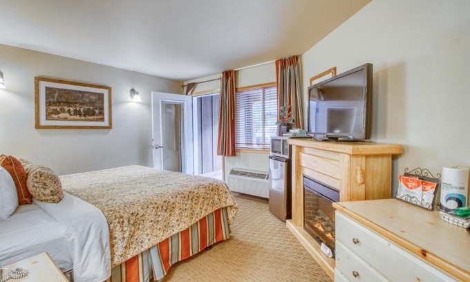 Downtown Leavenworth House | Icicle Village Resort 402: Juniper Studio