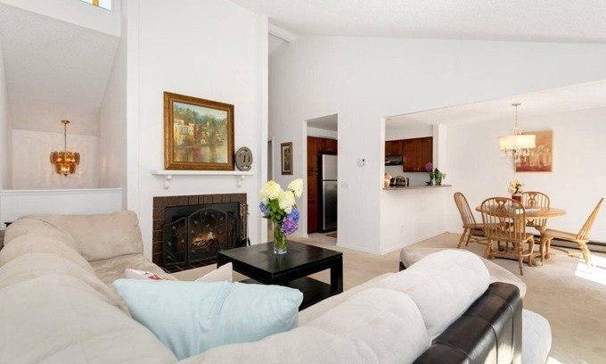 Bridle Trails House | Ideal corp housing! 2B/2B Townhouse easy access to everything yet private