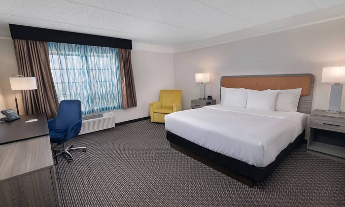 Doral Hotel | Ideal for Business or Solo Travelers: Close to the Airport, Free Breakfast, Pool