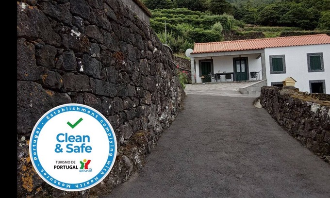 Sao Roque do Pico Cottage | Ideal for relaxing with family or friends.