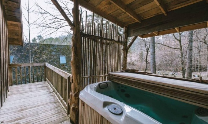 Slade Cabin | Ideal Get Away for 2. Walking distance to Natural Bridge trail and State Park!