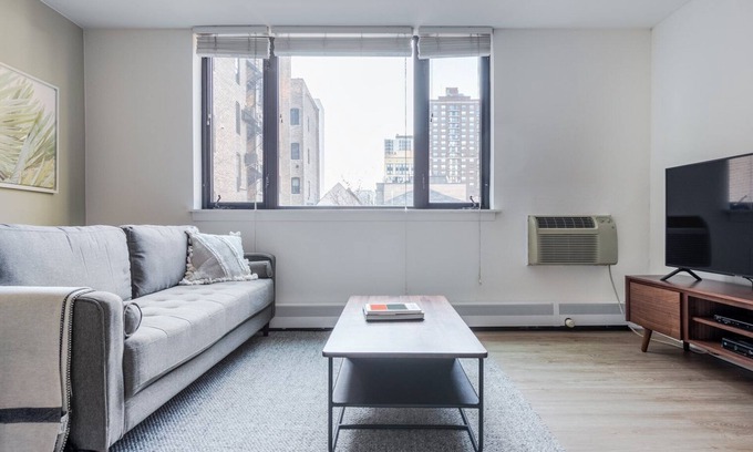 Gold Coast Apartment | Ideal Gold Coast Studio near the L & Oak Street Beach, by Blueground