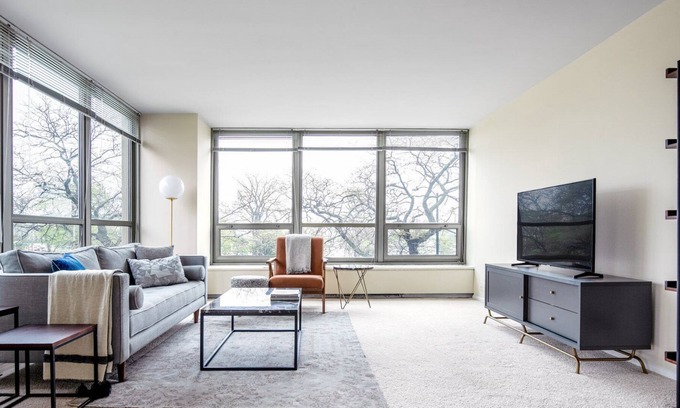 Lake View East Apartment | Ideal Lakeview 2BR w/ Gym, Rooftop Pool, near Wrigley, by Blueground