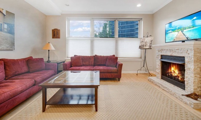 Old Town Condo | Ideal Old Town Location, 5 min walk to public transportation, 10 min to Wells St