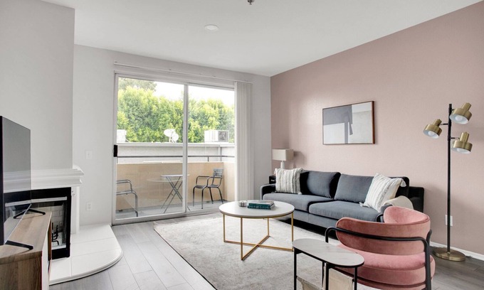 Sherman Oaks Apartment | Ideal Sherman Oaks 2BR w/W/D, near WF & TJ, by Blueground