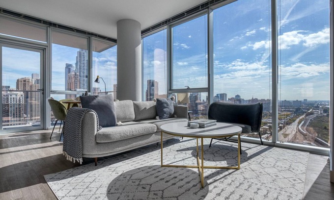 The Loop Apartment | Ideal South Loop 2BR w/Pool, Gym & Rooftop, nr L, by Blueground