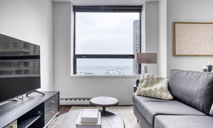 Streeterville Apartment | Ideal Streeterville Studio w/Gym, Pool, walk to Navy Pier, by Blueground