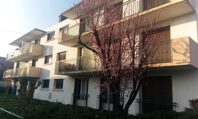 Roanne Apartment | Ideally located apartment