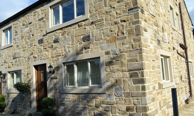 Clitheroe Cottage | Ideally placed between the quaint market towns of Skipton and Settle.