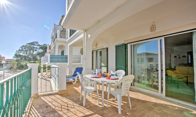 Meia Praia Apartment | Idealmente Situado Para Desfrutar da Maravilhosa Praia de Extenso Areal
