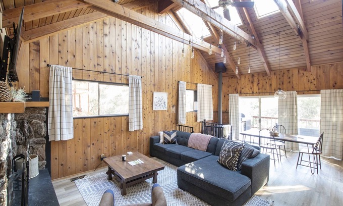 Idyllwild House | Idy Hideaway: Picturesque Mountain Cabin in Perfect Location