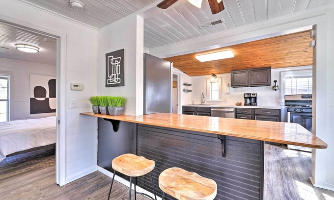 Fayetteville House | Idyllic Fayetteville Home - Walk to UA Campus!