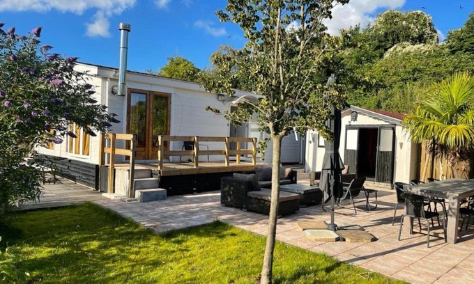 Ooltgensplaat House | Idyllic holiday home in Ooltgensplaat on the water