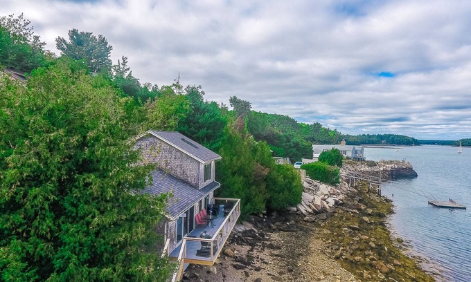 Hall Quarry House | Idyllic island gem with high-speed WiFi, sound view, deck, & full kitchen