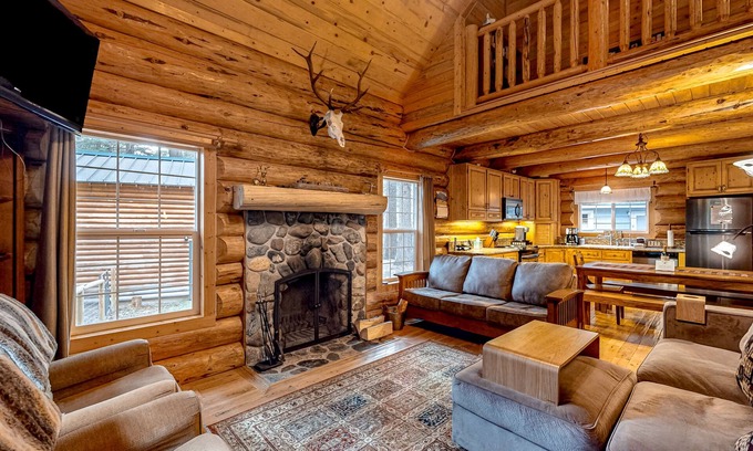 Enterprise House | Idyllic mountain view cabin with wood fireplace, front deck, bikes, & gas grill