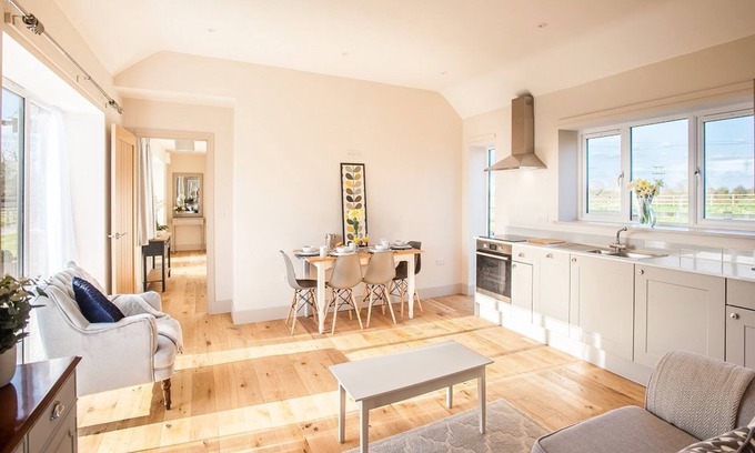 Swindon House | Idyllic New Barn Conversion near Cotswold Water Park, Lake and Rural Views, Optional HotTub