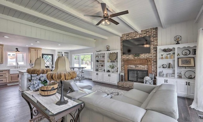 Stockbridge House | Idyllic Stockbridge Gated Escape with Views!