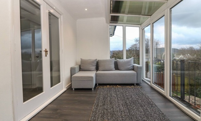 Pentraeth House | IECHYD DA, pet friendly, country holiday cottage in Benllech