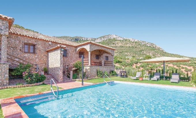 Algodonales House | If you are looking to book for a large group, this wonderful vacation villa with a capacity for up t