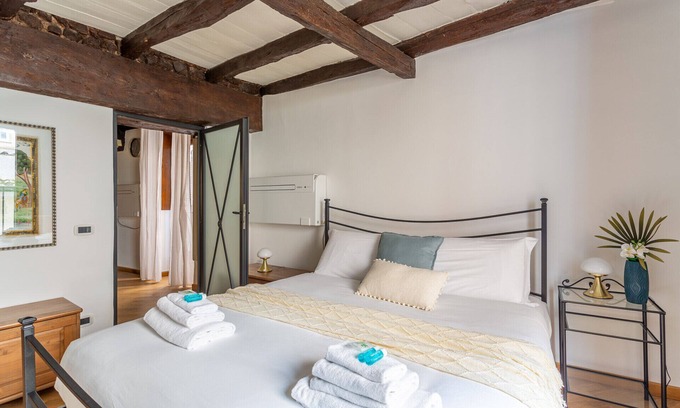 Navona Apartment | iFlat | Campo de Fiori's Comfy Gem