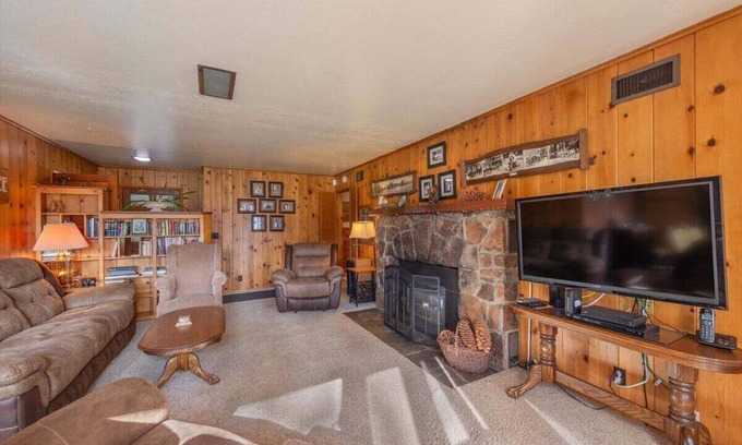 Tahoe City House | Igloo Alley in Tahoe City - walk to town